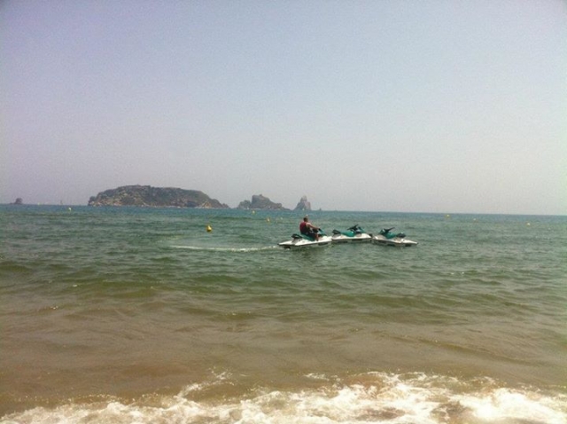 Motos de agua en la orilla